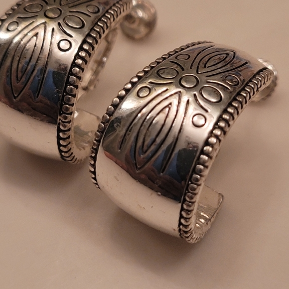 Napier silver-toned comfort clip earrings with a paisley Design Elegant - Picture 2 of 5